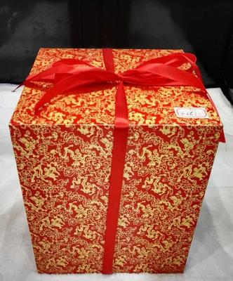 絨沙金彌勒佛擺件的服飾之美